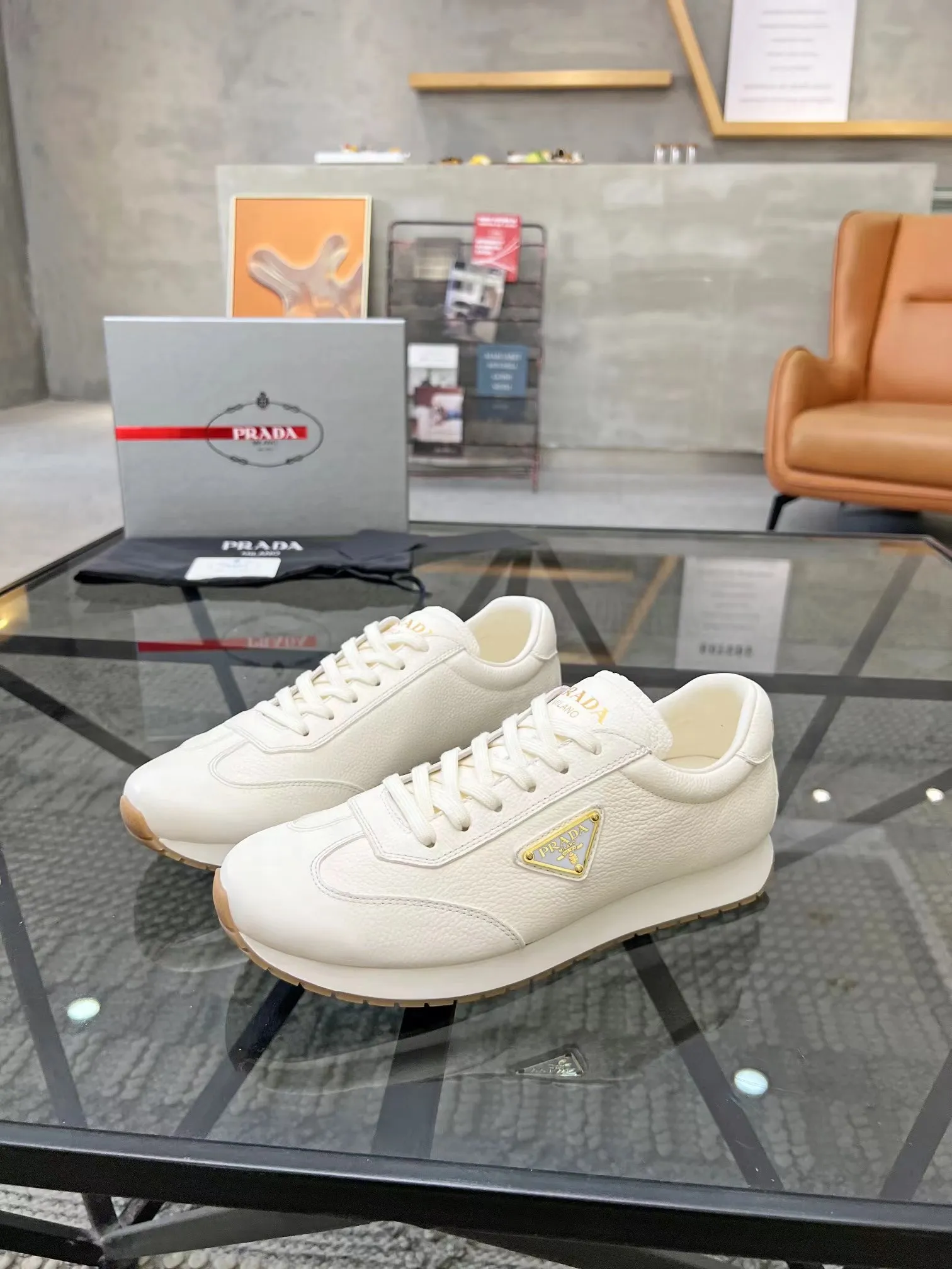 P400 38-45 Prada Prada’s new men’s leather sneakers, the highest version on the market, any comparison is welcome🆚! The original leather has excellent texture and is super high-end! Fetal sheep net lining imported from Italy, removable pad! Luxurious materials and fine workmanship, highly recommended!